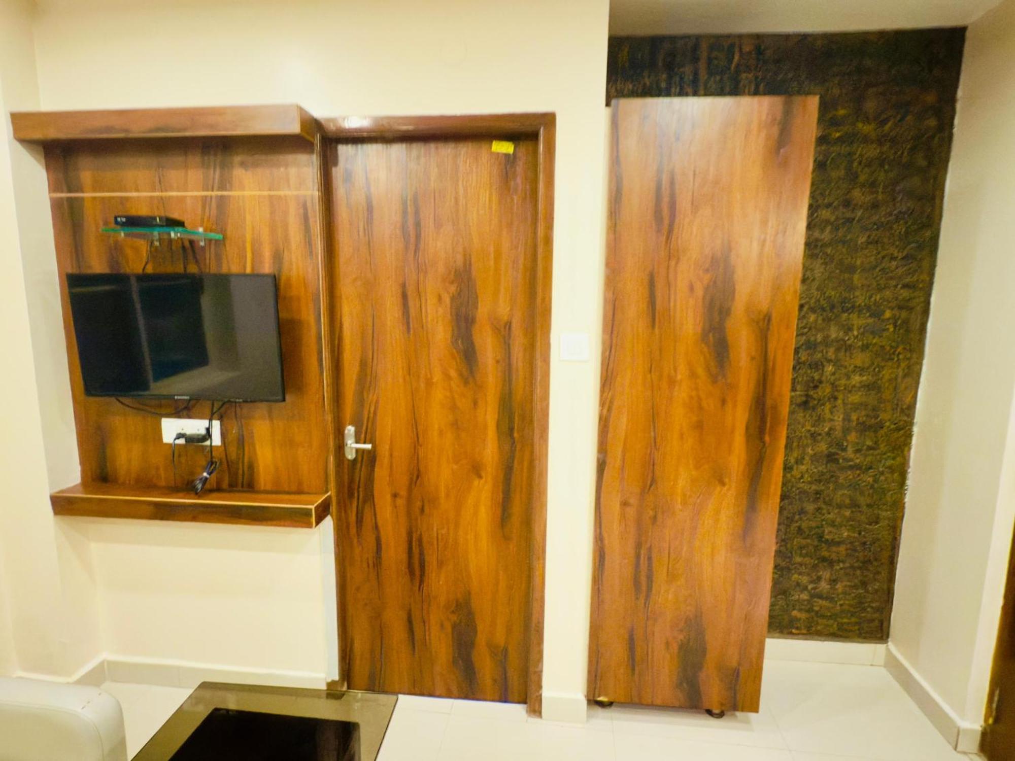 Hotel The Hydel Park - Business Class - Near Railway Station